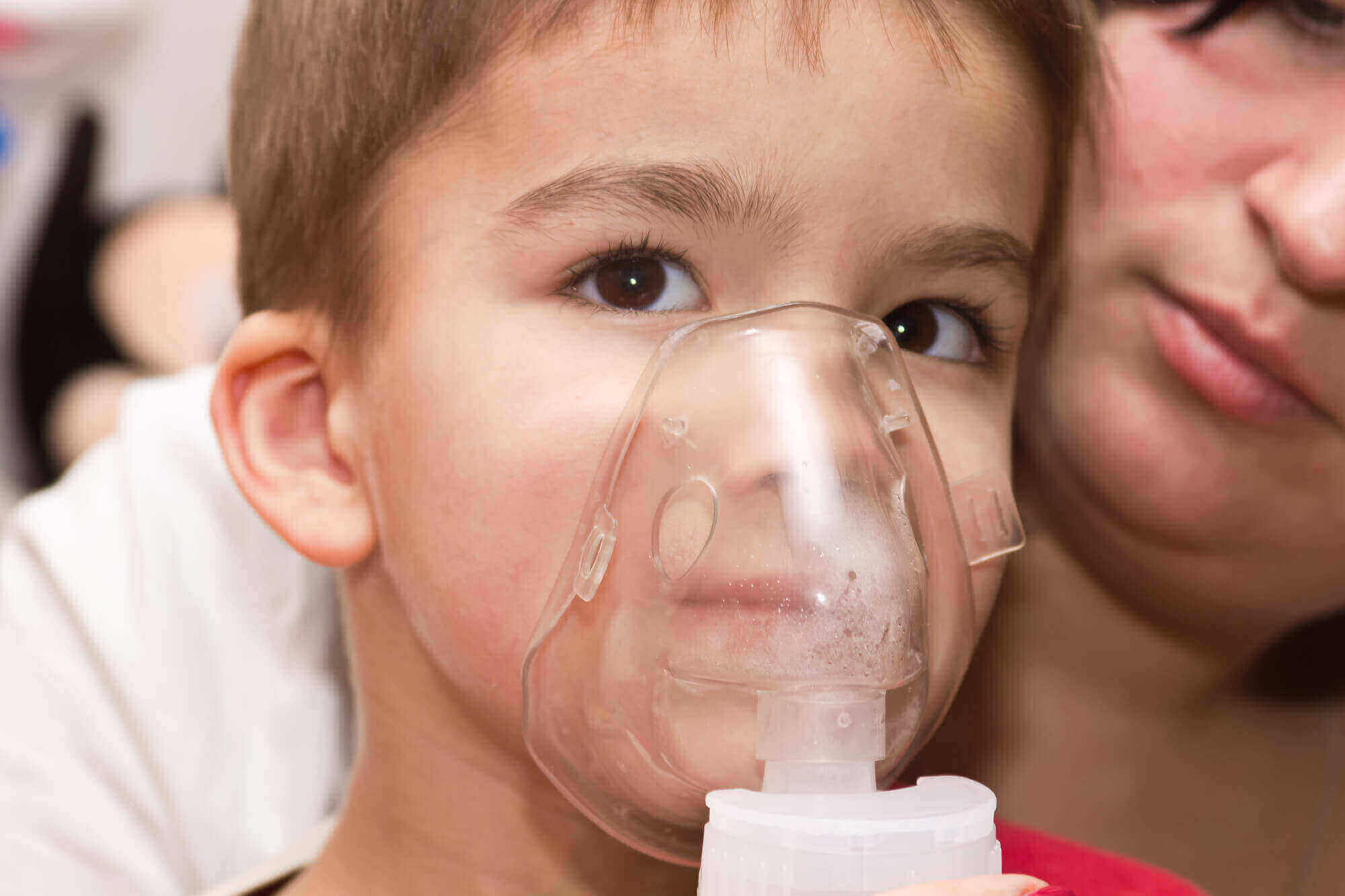criança usando nebulizador