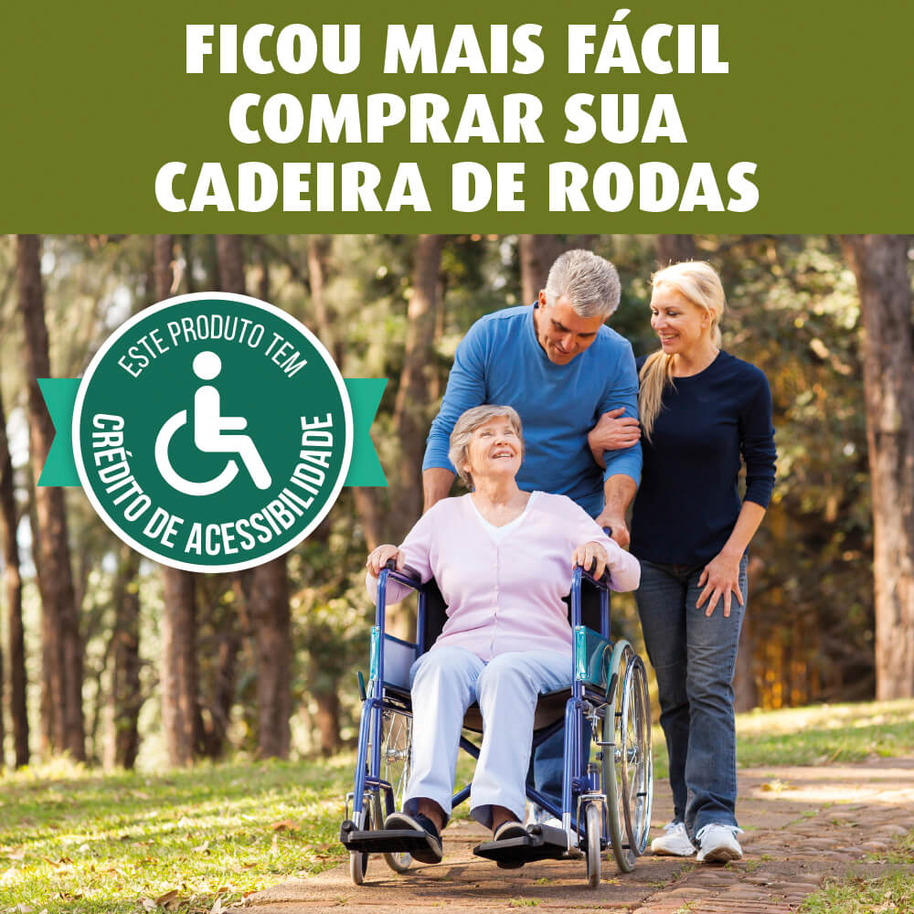 Casal empurando uma pessoa na cadeira de rodas.