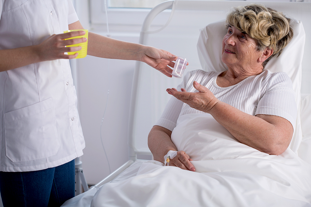 enfermeiro entregando medicamentos para pessoa doente.
