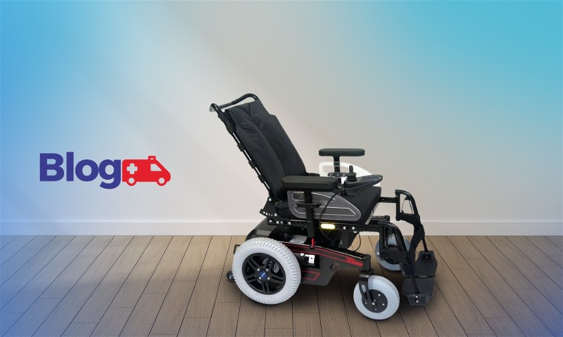 Cadeira de rodas motorizada e ao lado o logo do blog Casa Médica