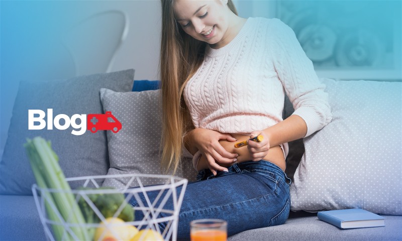 Mulher aplicando insulina na barriga