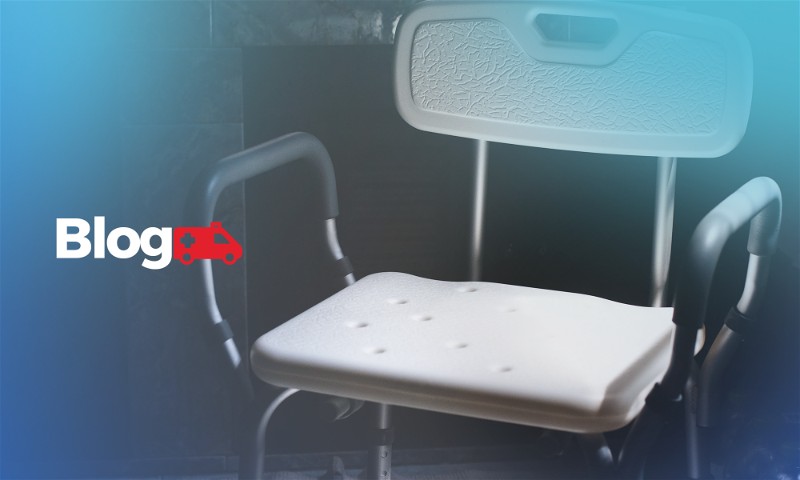 Banner com a imagem de uma cadeira específica para banho e ao lado o logotipo do blog Casa Médica
