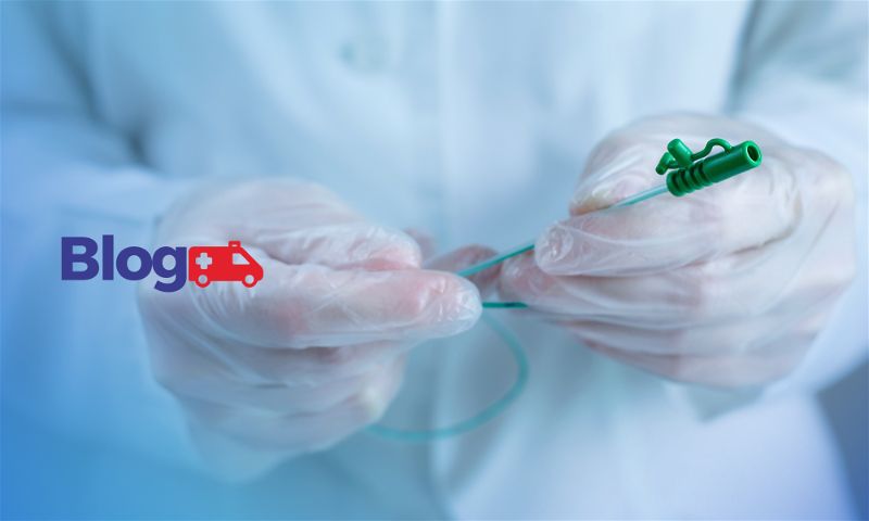 Pessoa como luvas segurando um cateter.