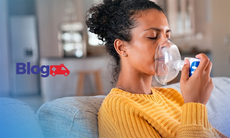 Mulher sentada segurando sobre rosto máscara de oxigênio