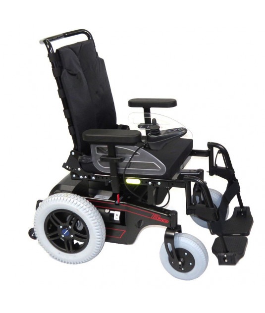 Imagem com fundo branco e ao centro cadeira de rodas motorizada modelo B400