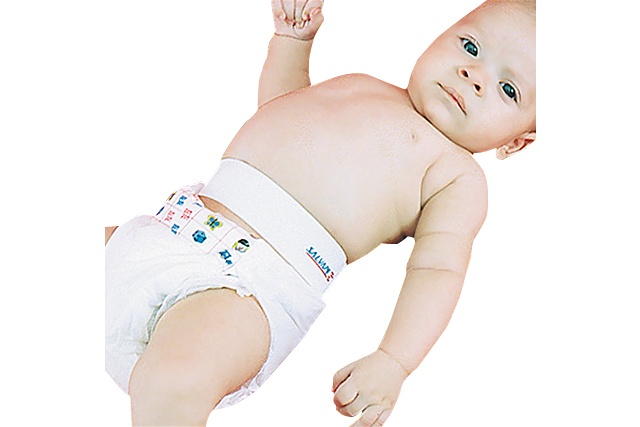 Neném recém nascido de fralda utilizando cinta umbilical