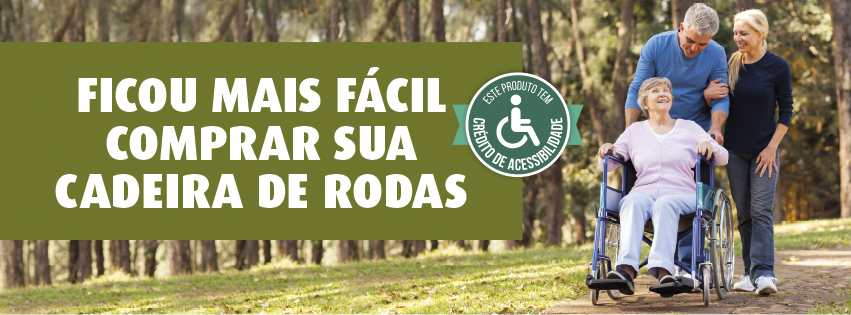 Casal empurando uma pessoa na cadeira de rodas.