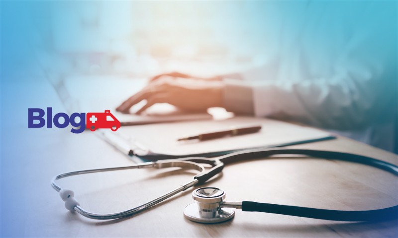 Banner com imagem mesa com estetoscópio sobre ela, bloco de anotação e mão digitando e notebook, e em primeiro plano no canto esquerdo o logotipo do blog Casa Médica