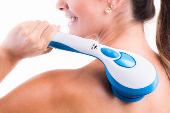 Pessoa com um massageador eletrico masagendo a suas costas