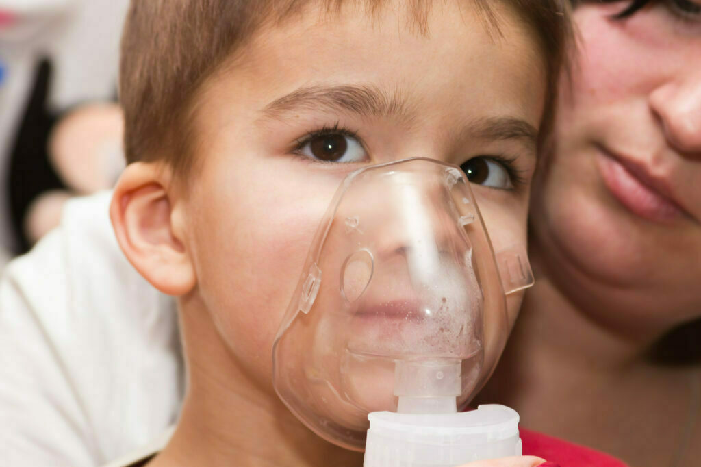 criança usando nebulizador